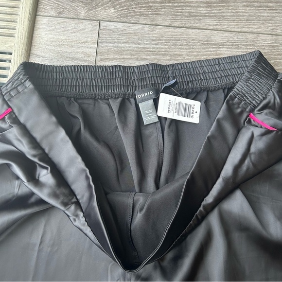 NWT Torrid Wide Leg Satin High  Rise Pant in Deep Black - Picture 9 of 13
